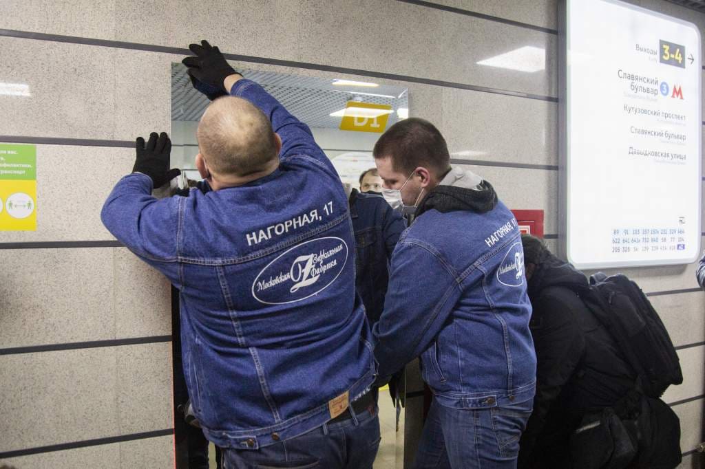 На станциях МЦД начался монтаж зеркал от Московской Зеркальной Фабрики